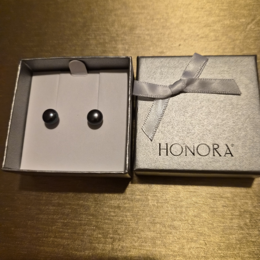 Honora Cultured Fresh Water Pearl Black Pearl Earrings.